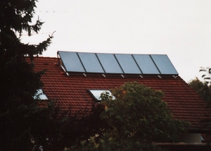 Einfamilienhaus in Diedorf, Kollektor: BUDERUS SKS 4.0- aufgeständert, Kollektorfläche: 15m², Speicher: OSKAR Schichtenspeicher, Speichervolumen: 1.000 Liter, Solardeckung: ca. 30 Prozent, Restheizung: Pelletskessel, Besonderheit: Solarheizung mit legionellenfreier Frischwassertechnik