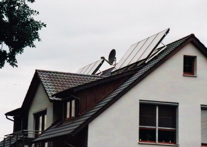 Einfamilienhaus in Ustersbach, Kollektor: BUDERUS SKS 4.0- aufgeständert, Kollektorfläche: 19m², Speicher: OSKAR Schichtenspeicher, Speichervolumen: 1.000 Liter, Solardeckung: ca. 45 Prozent, Restheizung: Solarwärmepumpe, Besonderheit: Der bestehende, leere Öltank wurde in ein Langzeitwärmespeicher mit 11.000 Liter umgewandelt. Diese spezielle Wärmepumpe nutzt auch die niedrigen Solartemperaturen unter 30°C für die Wärmepumpennutzung. Dadurch erhöht sich der Kollektorwirkungsgrad um ca. 40%.