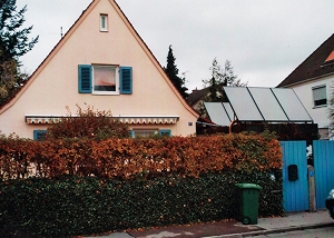 Einfamilienhaus in Augsburg-Haunstetten, Kollektor: BUDERUS SKN 3.0- Flachdachständer, Kollektorfläche: 13m², Speicher: Standardpufferspeicher, Speichervolumen: 825 Liter, Solardeckung: ca. 25 Prozent, Restheizung: bestehender Ölkessel, Besonderheit: Die Solarleitung wurde unterirdisch vom Carport in den Heizraum verlegt. Dadurch kürzeste Rohrlänge und keine Aussetzung von Witterungsbedingungen.