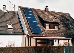 Einfamilienhaus in Bobingen, Kollektor: BUDERUS SKN 3.0- aufgeständert, Kollektorfläche: 15m², Speicher: OSKAR Schichtenspeicher, Speichervolumen: 1.000 Liter, Solardeckung: ca. 30 Prozent, Restheizung: Pelletskessel, Besonderheit: Solarheizung mit legionellenfreier Frischwassertechnik