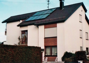 Einfamilienhaus in Augsburg-Göggingen, Kollektor: BUDERUS SKN 3.0, Kollektorfläche: 19m², Speicher: OSKAR Schichtenspeicher, Speichervolumen: 1.000 Liter, Solardeckung: ca. 30 Prozent, Restheizung: Ölbrennwertkessel, Besonderheit: Solarheizung mit legionellenfreier Frischwassertechnik