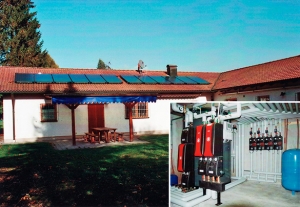 Sportanlage mit 18 Duschen in Bobingen, Kollektor: BUDERUS SKN 3.0, Kollektorfläche: 29m², Speicher: OSKAR Schichtenspeicher, Speichervolumen: 2.000 Liter, Solardeckung: ca. 29 Prozent, Restheizung: Gasbrennwertkessel, Besonderheit: Für die Warmwasserbereitung wurde eine Frischwasserkaskade mit 140kW Leistung zur legionellenfreien Duschwassererwärmung eingesetzt. Planung und Ausführung der Systemsteuerung mit 2 Hauptreglern für 5 Heizkreise, 2 Frischwasserstationen als Kaskadenausführung, Gasbrennwertkessel und Solarstation mit Energieerfassung.